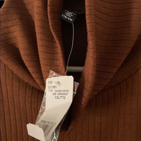 Nwt Ribbed Turtle Neck With Button Detail - Picture 3 of 3